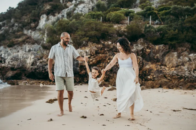 Ideias para poses na praia | Fotografa de Família em Setúbal