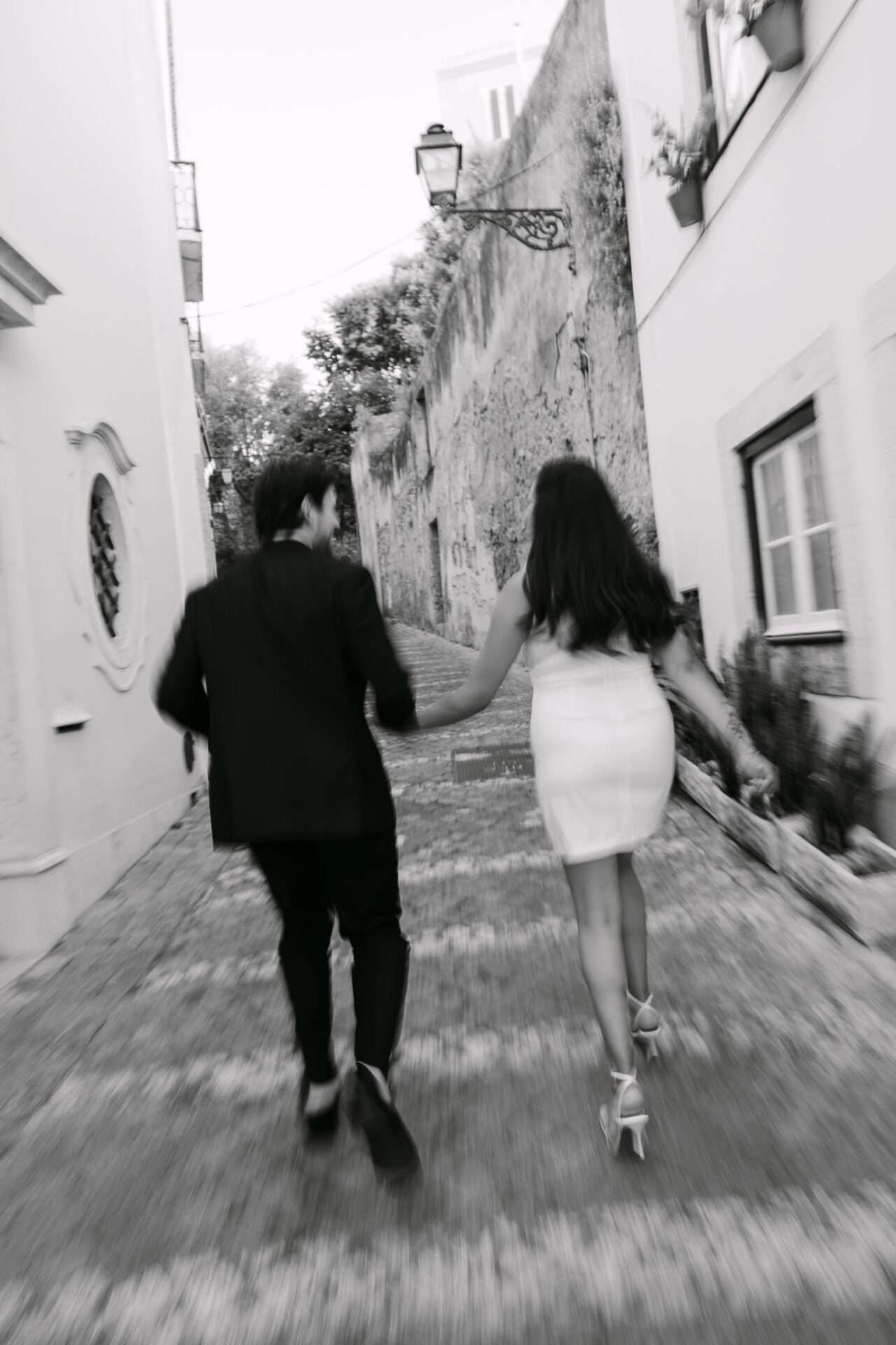 Romantic engagement session in Alfama by Lisbon proposal photographer Rita Santana
